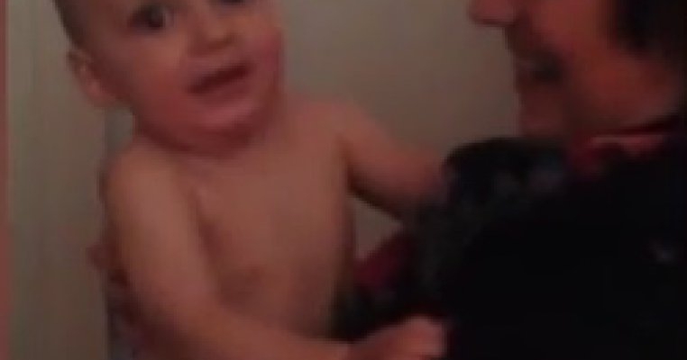 Filmuletul amuzant al saptamanii: Cum reactioneaza un bebe cand…vede dublu!
