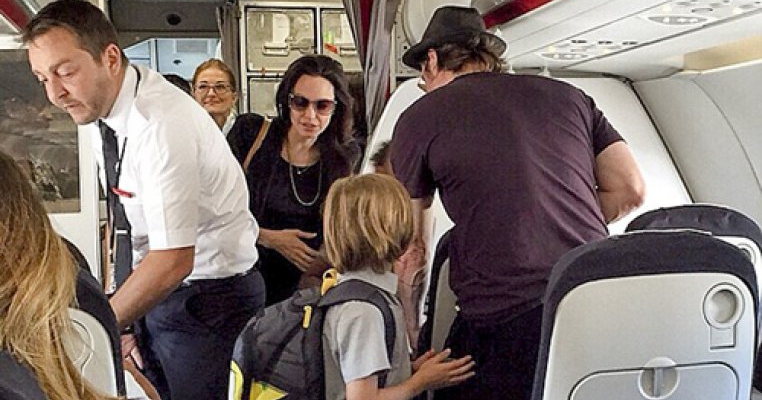 Angelina Jolie si Brad Pitt zboara la clasa Economic, alaturi de cei sase copii