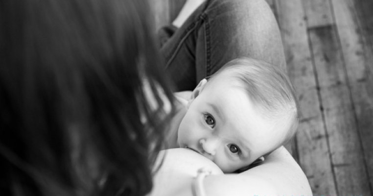 Cum isi hranesc mamicile bebelusii? Proiectul  foto care celebreaza diversitatea 