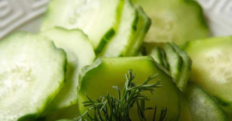 Salata de castraveti si mere verzi