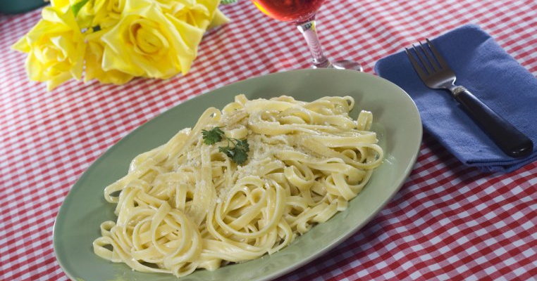 Paste fettuccine cu sos Alfredo 