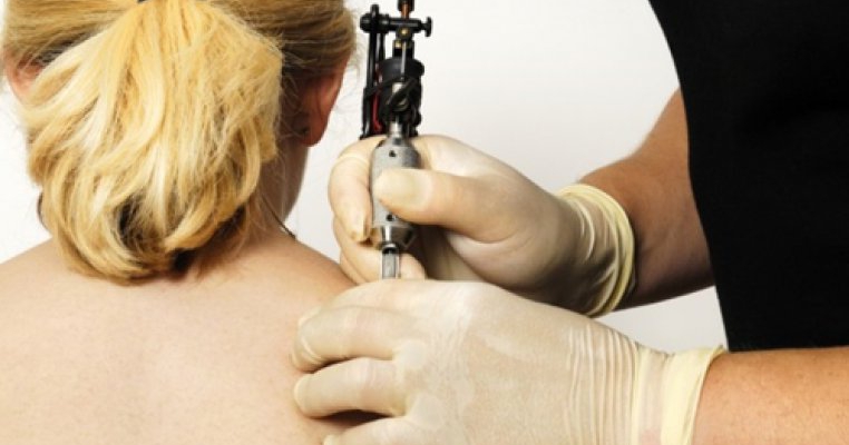 Unei mame i-a fost interzis sa-si alapteze copilul dupa ce si-a facut un tatuaj 