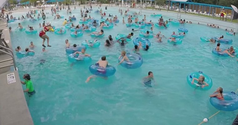 Ochi de vultur: Video incredibil surprinde momentul in care un salvamar salveaza un copil de la inec dintr-o piscina plina de oameni 
