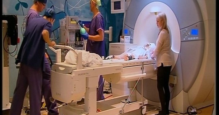 Baietelul nascut fara nas, ochi si mandibula a fost operat cu succes in Australia