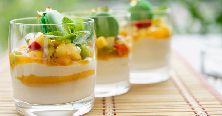 Desert de vara cu iaurt grecesc si mango
