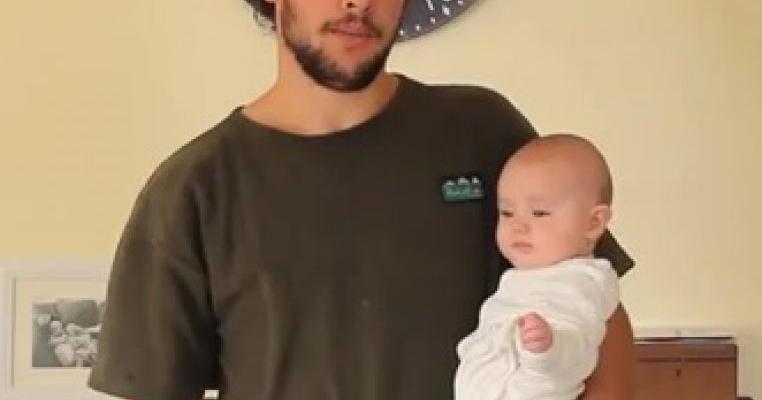 [Funny video]: Cel mai amuzant tatic iti arata o multime de feluri in care sa tii bebelusul in brate 