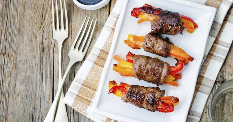 La gratar: rulouri din legume invelite in fasii de carne
