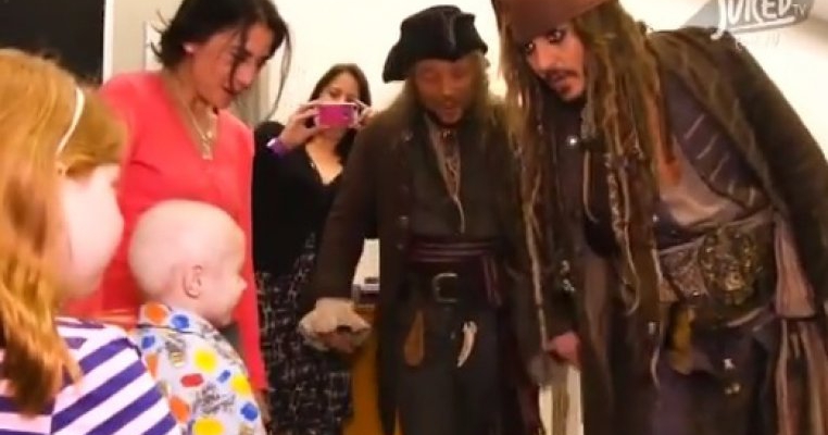 Johnny Depp, vizita surpriza la un spital de copii, imbracat in Capt. Jack Sparrow