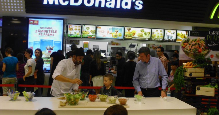 Iata ca ne pandeste celebritatea dupa colt sau cum a fost la lansarea salatei Grand Plaisir McDonald’s