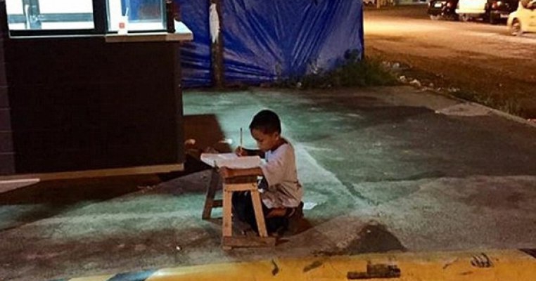 Inspirational: Povestea baietelului  fara casa ce isi face temele pe strada
