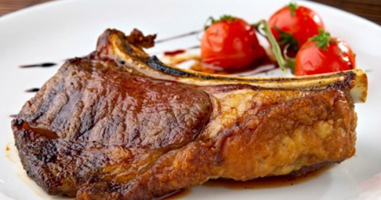 Friptura de porc cu usturoi, sos de rosii si vin