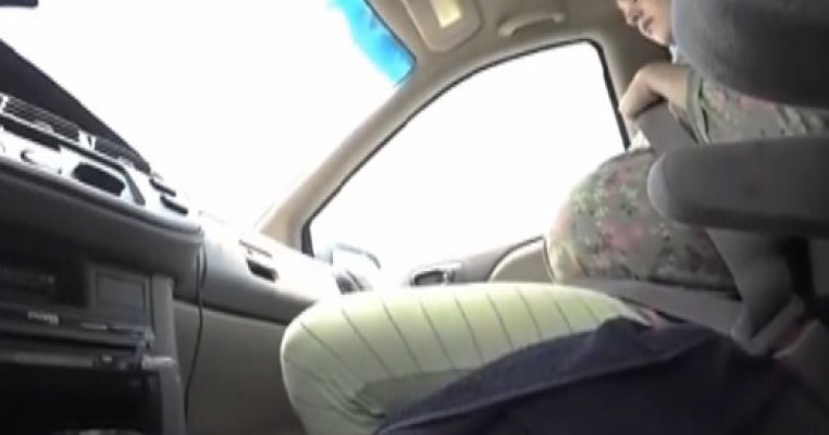  Video incredibil: O femeie a nascut in masina, in drum spre spital, in timp ce sotul ei filma si conducea