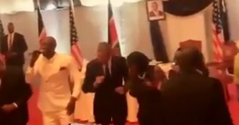  Cel mai cool presedinte: Barack Obama a dansat la un dineu oficial in Kenya!
