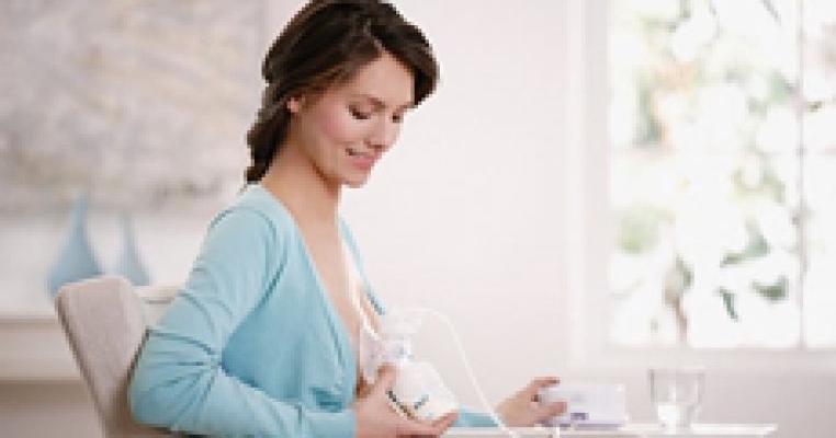 Colectarea laptelui matern, benefica atat pentru mama, cat si pentru cel mic