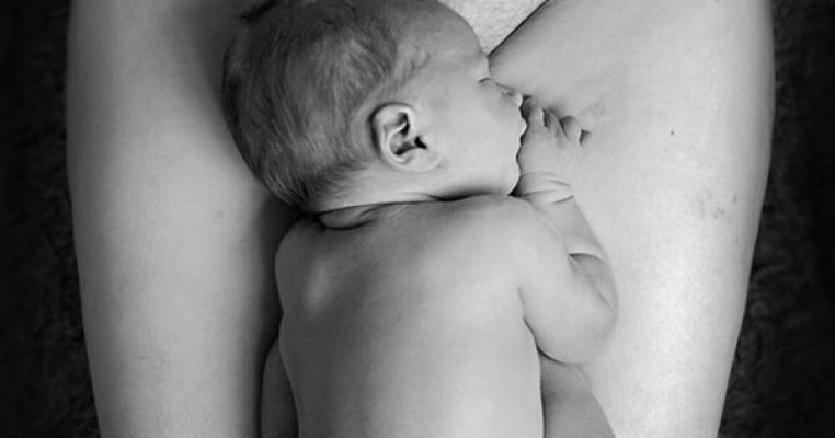 Fotografia emotionanta devenita virala! O mamica, bebelusul ei si o operatie de cezariana