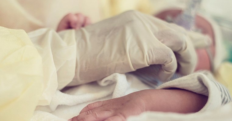 Un bebelus a ajuns la spital dupa ce mama lui i-a dat vodka in loc de apa