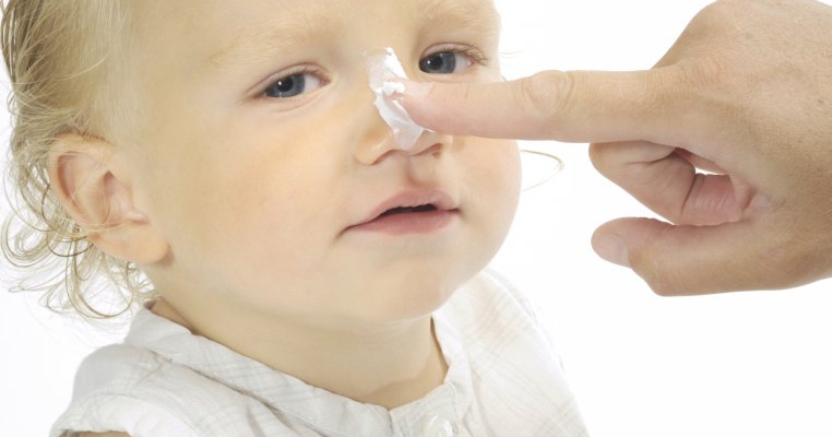 5 Reguli vitale pentru protectia copilului impotriva razelor ultraviolete