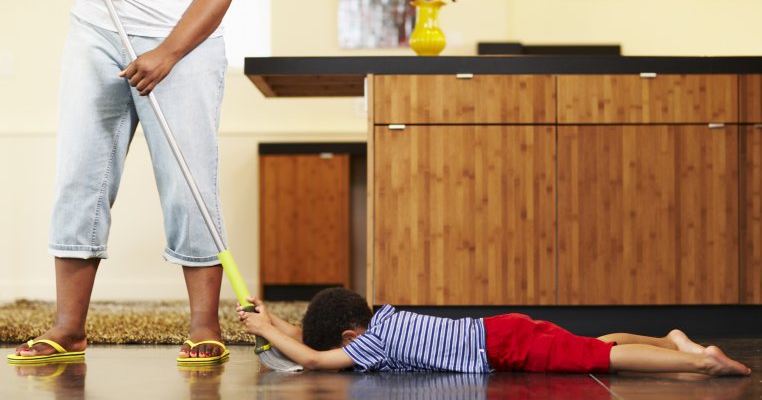 Cum se enerveaza mamicile cand trebuie sa stranga dupa toata lumea in casa