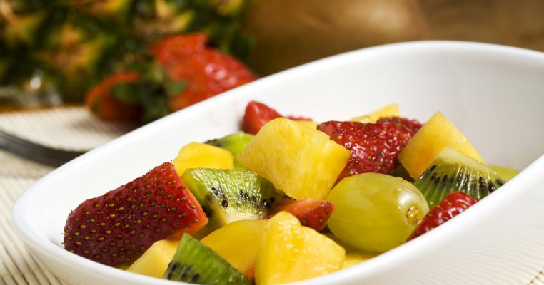Salata de capsuni si ananas cu frisca