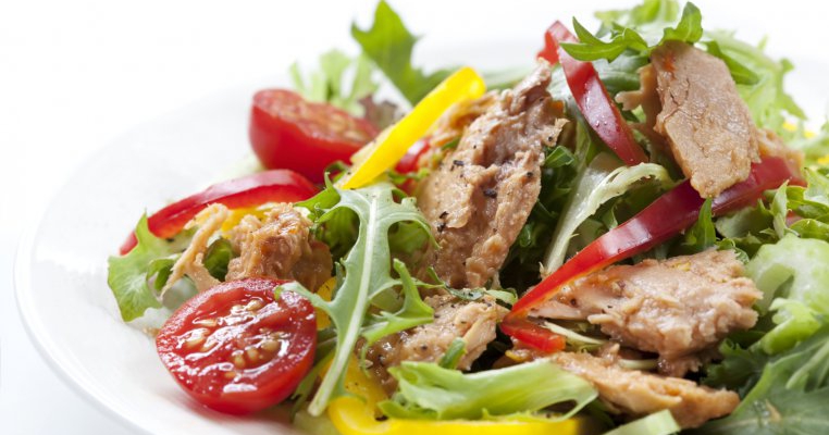 Salata de cod cu ardei gras si cartofi