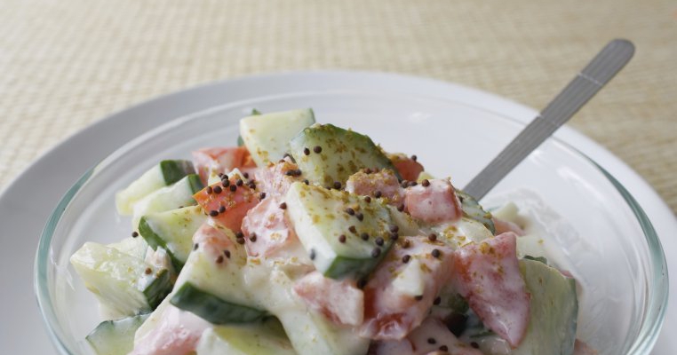 Salata de rosii cu sos de iaurt