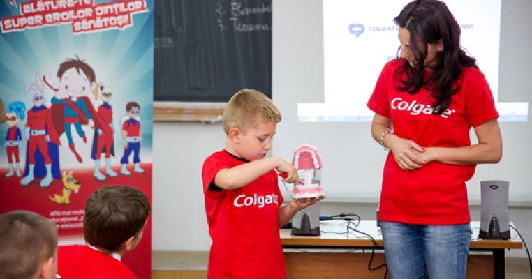 Programul Scolar Colgate formeaza generatii de Supereroi ai zambetelor sanatoase, din anul 1993