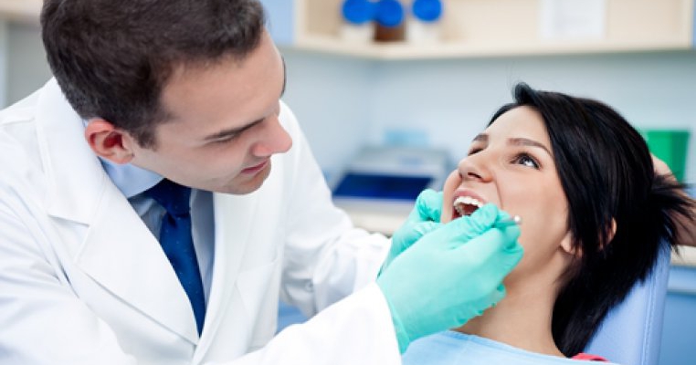 Peste 1.500 de medici dentisti din 41 de judete ofera gratuit consultatii sau detartraje