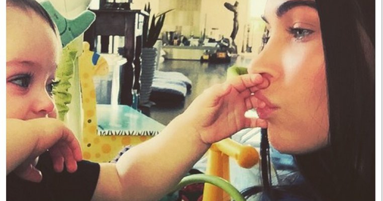 Megan Fox a impartasit pe Instagram o fotografie incredibila cu baietelul ei de 2 ani. Are cei mai frumosi ochi albastri!
