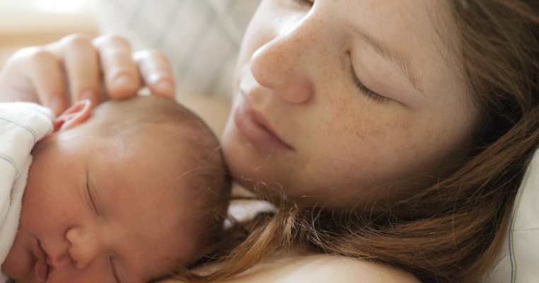 Importanta contactului piele-pe-piele intre mama si copil in prima ora dupa nastere