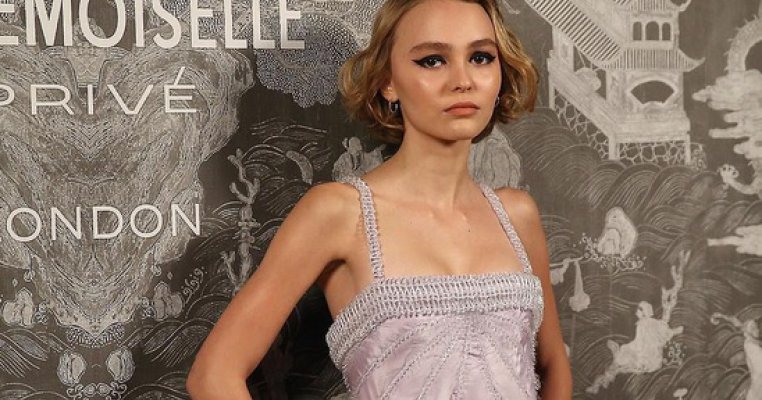  Lily Rose Depp, fiica lui Johnny Depp, vorbeste despre cum este sa fii crescuta de un tata celebru