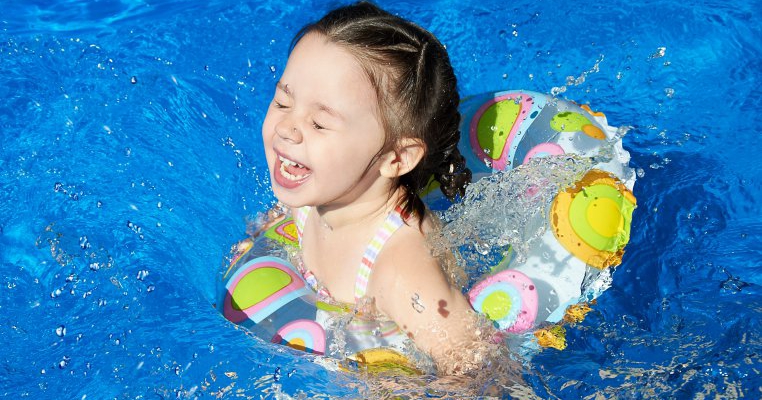 Inotul in piscina si in apa marii: riscuri si metode de siguranta pentru copil