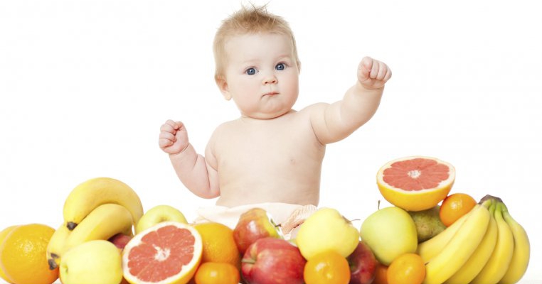Ghid pe varste: fructele recomandate pentru copii 