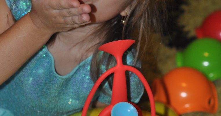 Am testat si ne-am jucat: nisipul kinetic si jucariile Moluk, obligatorii pentru bucuria copiilor