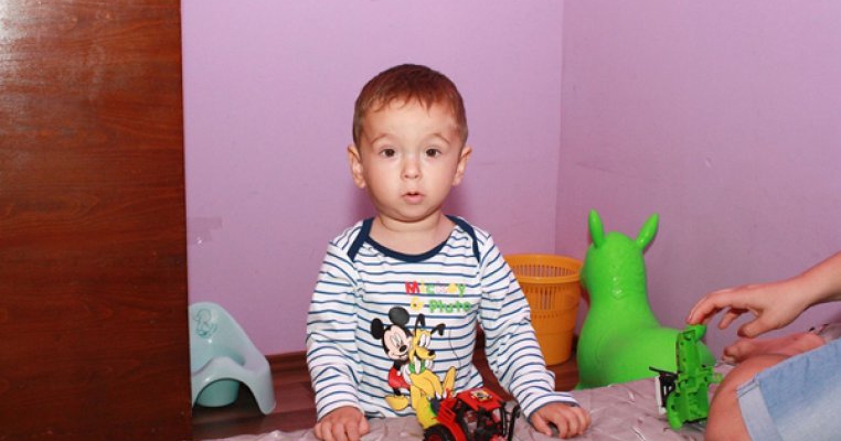 Risca sa nu mai poata respira-Cinci tumori ii pot curma viata unui copil de doi ani