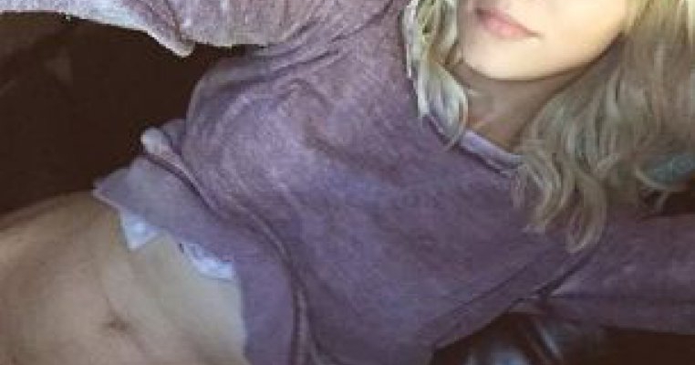 Cantareata Kimberly Henderson isi pozeaza burtica imperfecta