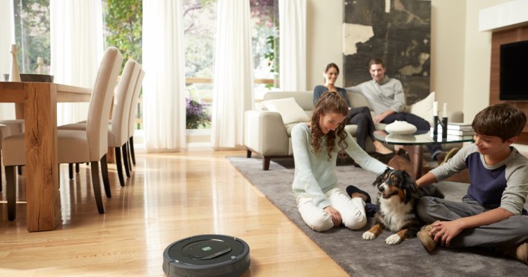 Ajutor pentru mamici: robotii care aspira si spala podelele acum si in Romania
