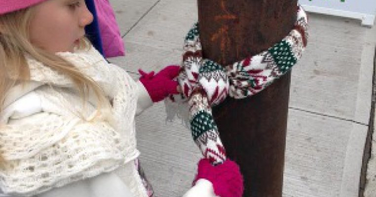  Spiritul sarbatorilor se vede in gesturile mici: copiii dintr-un orasel canadian au agatat haine pe stalpii stradali pentru copiii nevoiasi 