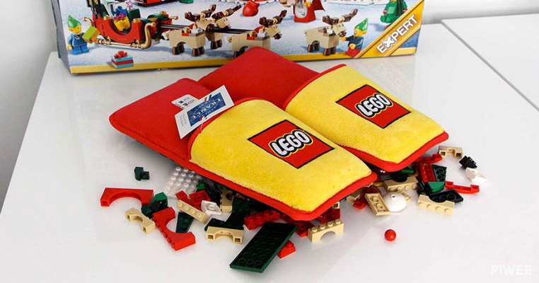 Anii de chin au luat sfarsit! LEGO produce, in sfarsit, papucii de casa anti-durere