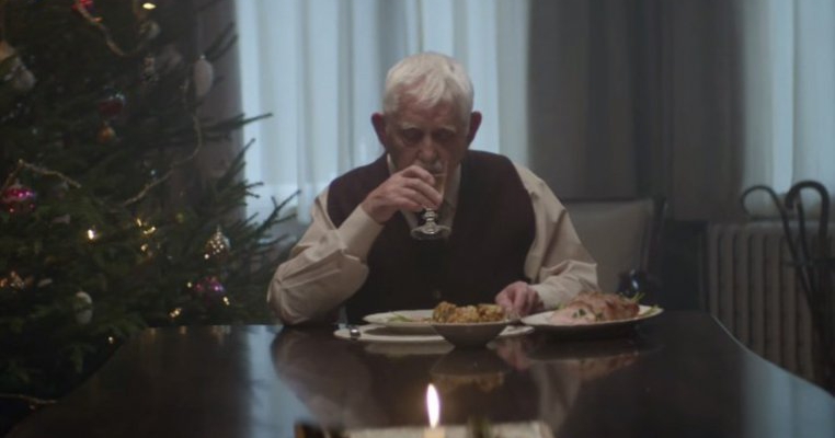 Cea mai trista reclama de Craciun! Ce face un tata pentru a-si aduce copiii acasa!