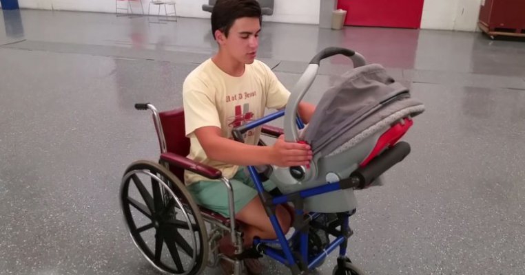 Inventia incredibila a unui elev de doar 16 ani le vine in ajutor mamicilor cu dizabilitati