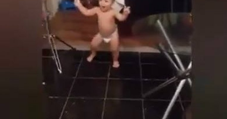 Video: Faceti cunostinta cu un adevarat maestru al dansului: bebelusul dansator!
