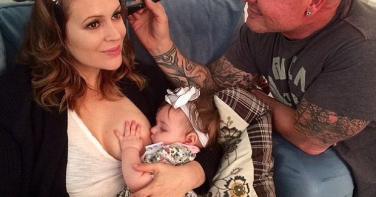 Cum a reactionat actrita Alyssa Milano cand o prezentatoare TV a respins ideea alaptatului in public