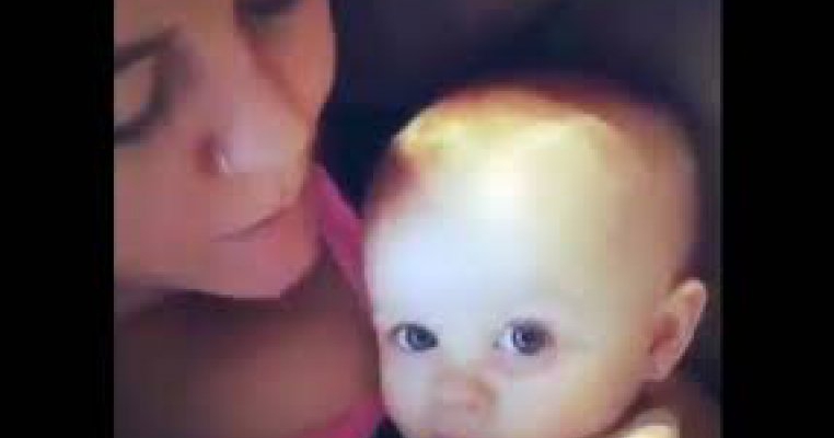 Un bebelus haios ne topeste inimile cantand alaturi de mama sa