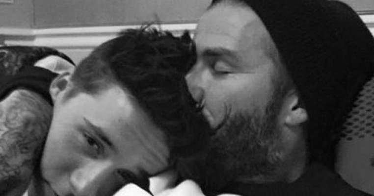 David Beckham isi face de ras copiii pe Internet!
