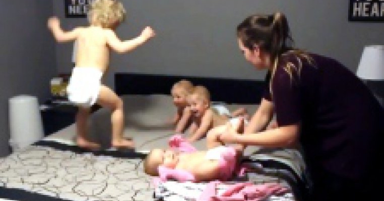 Video: O mama reuseste sa imbrace un set de tripleti si un prescolar si o intreaga lume aplauda