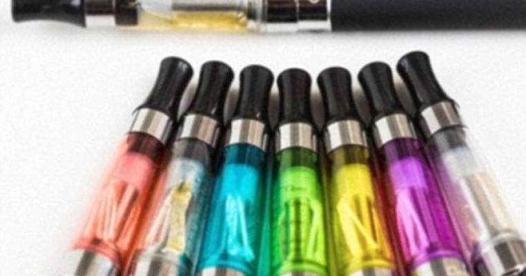 Tigarile electronice pot face mai mult rau in sarcina decat tutunul, spun cercetatorii