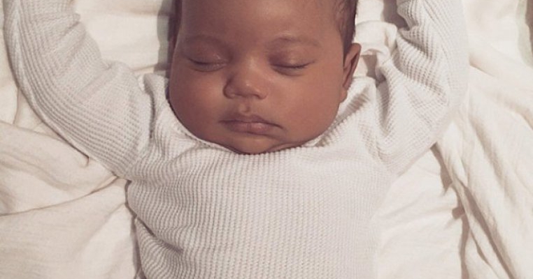 Faceţi cunoştinţă cu Saint West! Kim Kardashian a postat prima fotografie cu cel mai mic membru al familiei