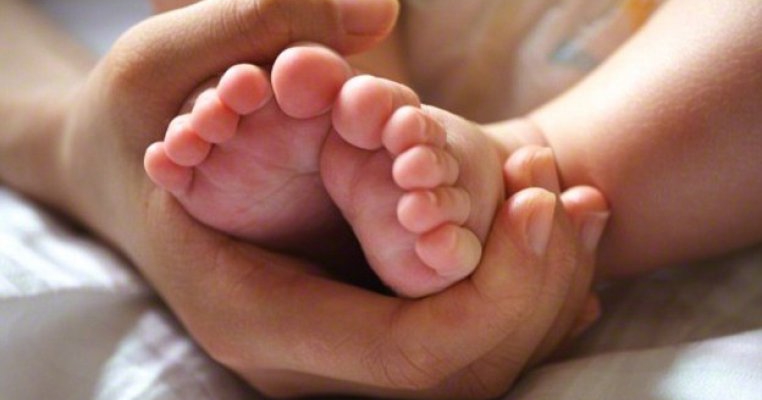 O femeie naşte în baie, după ce medicii ei au crezut că este o simplă constipaţie