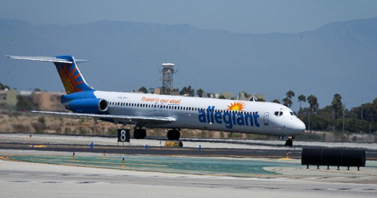 Şocant: pasagerii aplaudă în timp ce un copil este scos din avion pentru că are alergii