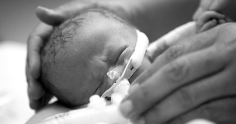 Fotografii emoţionante care spun povestea vieții scurte a unei bebelușe